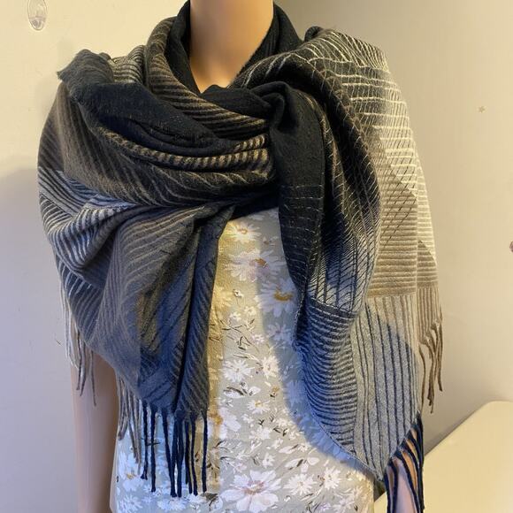 Pretty Persuasions Plaid Large Shawl Scarf Wrap Fringed Soft Reversible Western - Picture 3 of 7